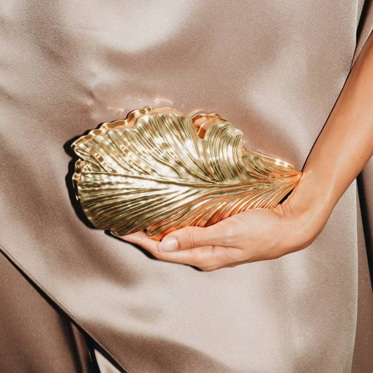 Women Bags Golden - กระเป๋าถืออะคริลิคใบไม้สีทองสุดหรูหรา พร้อมกล่องโลหะ ดีไซน์สง่างาม เหมาะสำหรับงานเลี้ยงอาหารค่ำ กระเป๋าคลัทช์สะพายข้างสำหรับสาวรุ่นใหม่ในโอกาสสบายๆ