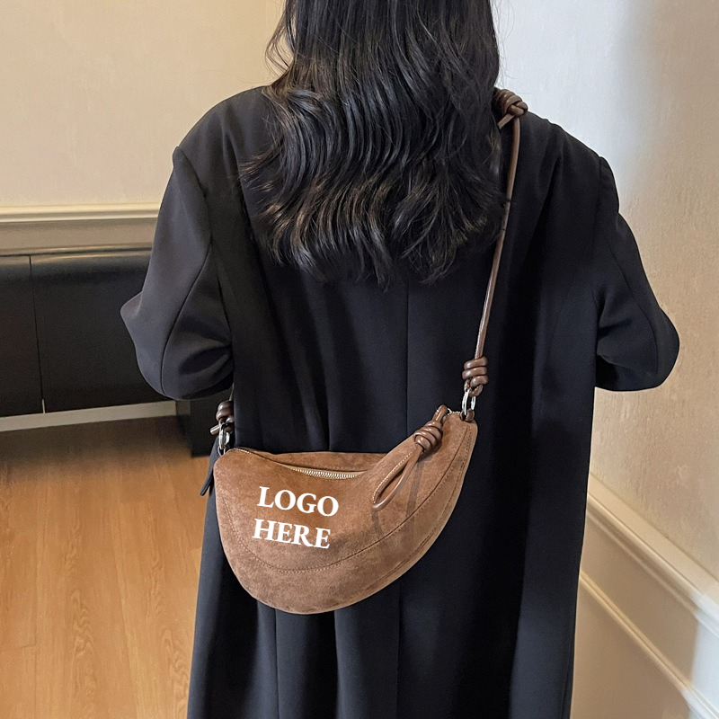 Women Bags Logo - กระเป๋าสะพายไหล่สไตล์เรโทรผิวด้านสำหรับผู้หญิง ฤดูใบไม้ร่วงและฤดูหนาว ดีไซน์เฉพาะตัว หนังกลับเทียม กระเป๋าทรงเกี๊ยวสำหรับสะพายข้างและสะพายใต้แขน