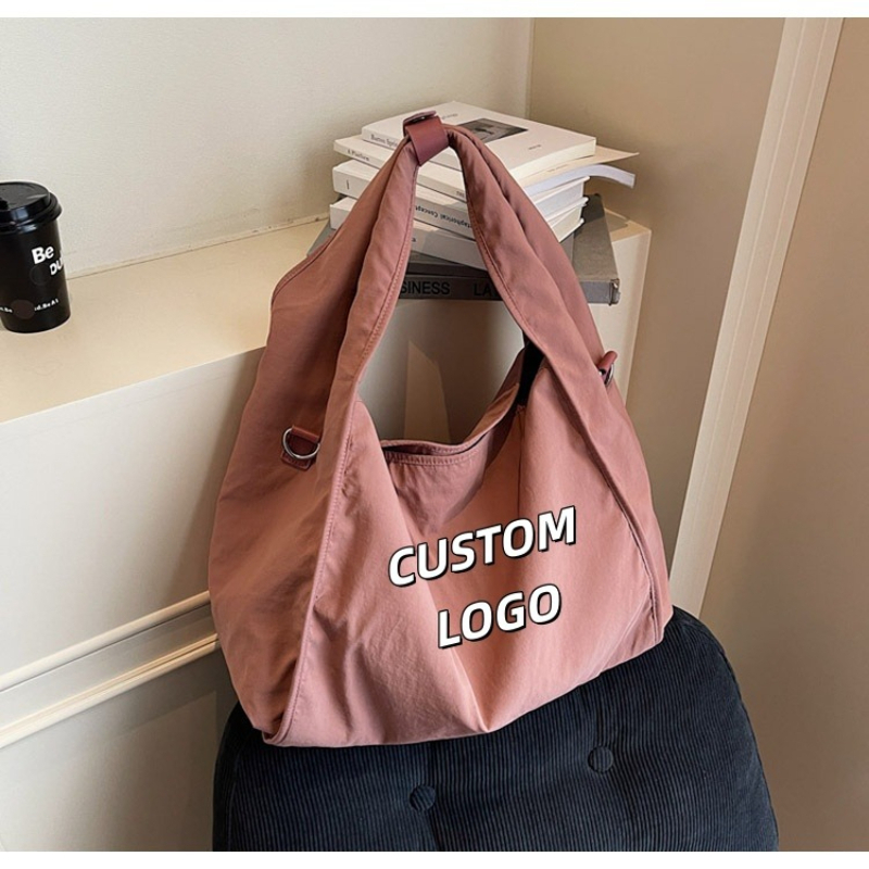 Women Bags Logo - กระเป๋าโท้ทไนลอนขนาดใหญ่สำหรับผู้หญิง ปรับสายสะพายได้ กระเป๋าสะพายข้าง/สะพายไหล่ทรงโฮโบ นุ่มสบาย ใส่โลโก้ได้ตามต้องการ กระเป๋าถือลำลองสำหรับใช้ในชีวิตประจำวันและเดินทาง
