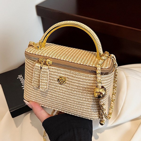 Women Bags Golden - กระเป๋าถือลายทอใหม่ปี 2026 กระเป๋าสะพายไหล่สายโซ่ขนาดเล็กสำหรับใส่เครื่องหอม กระเป๋าถือหูจับสีทอง กระเป๋าสำหรับผู้หญิง ใช้ไปเที่ยวทะเลหรือเดินทางไปทำงาน