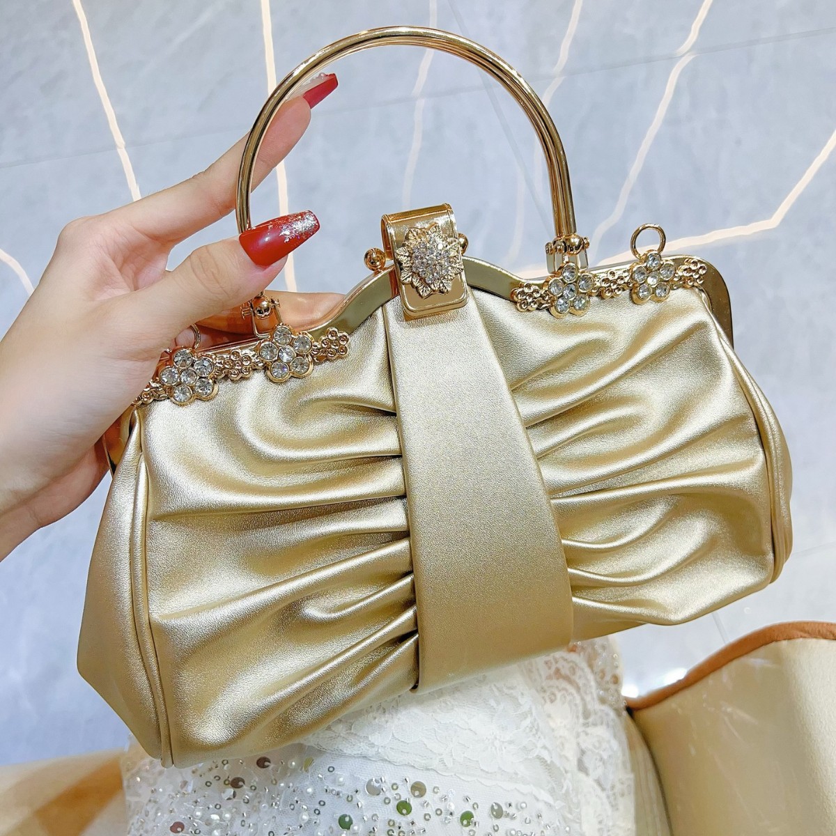 กระเป๋าคลัทช์สำหรับงานเลี้ยงสุ - Women Bags Trend 2025 บทวิจารณ์และราคา