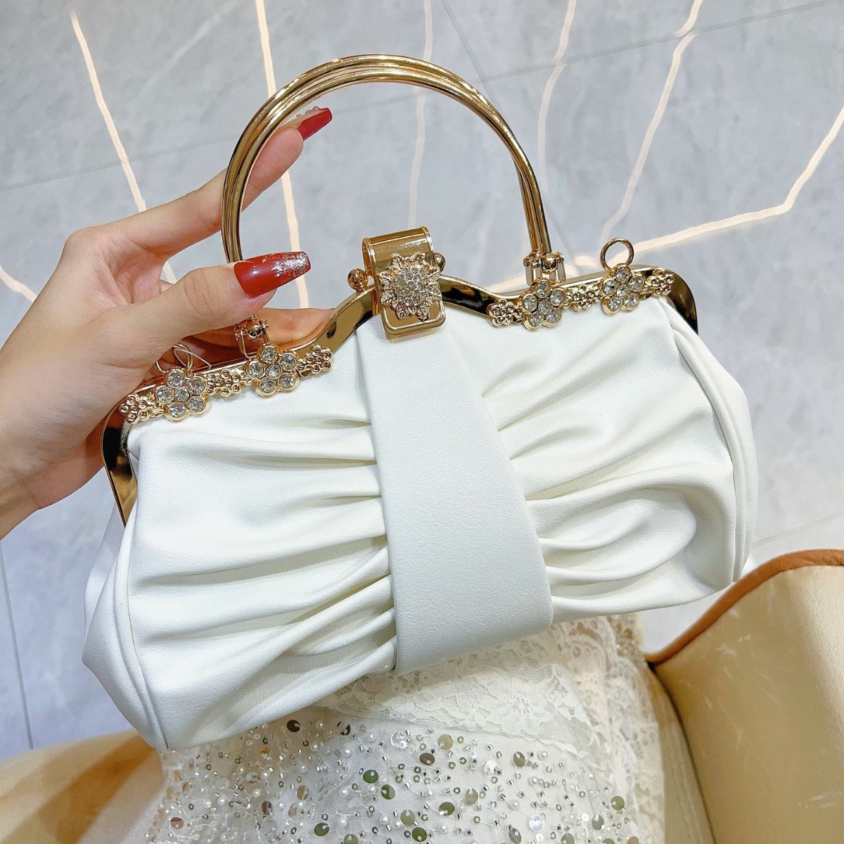 กระเป๋าคลัทช์สำหรับงานเลี้ยงสุ - Women Bags Trend 2025 บทวิจารณ์และราคา