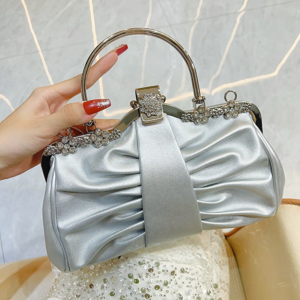 กระเป๋าคลัทช์สำหรับงานเลี้ยงสุ - Women Bags Trend 2025 บทวิจารณ์และราคา